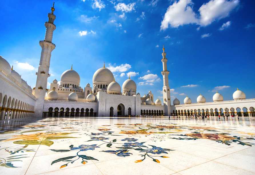 Die Scheich-Zayid-Moschee ist die größte Moschee in den Vereinigten Arabischen Emiraten.