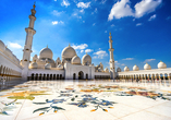 Die Scheich-Zayid-Moschee ist die größte Moschee in den Vereinigten Arabischen Emiraten.