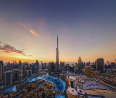 Herzlich willkommen in Dubai! Ihr Besuch auf der Aussichtsplattform des höchsten Gebäudes der Welt wird unvergesslich.