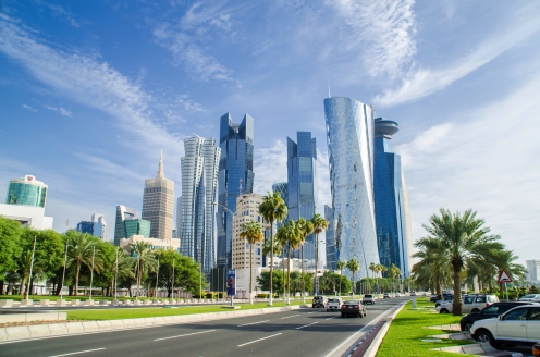 Doha, die Hauptstadt von Katar, beeindruckt mit ihrer Skyline.