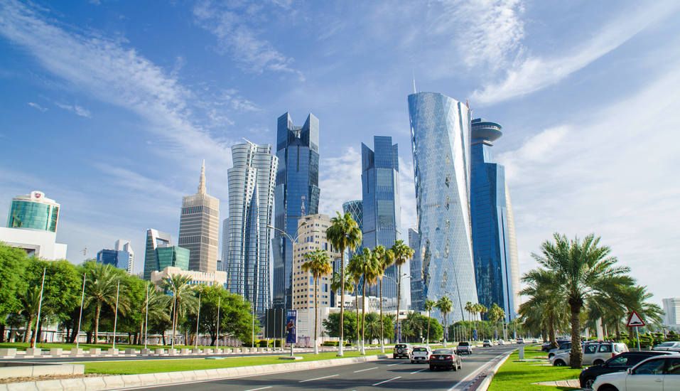Doha, die Hauptstadt von Katar, beeindruckt mit ihrer Skyline.