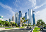 Doha, die Hauptstadt von Katar, beeindruckt mit ihrer Skyline.
