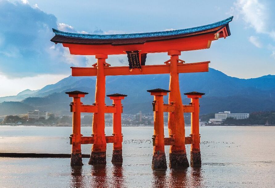 Der berühmte Itsukushima-Schrein scheint bei Flut über dem Wasser zu schweben.