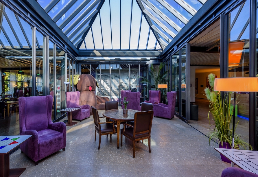 Machen Sie es sich in der Hotellobby gemütlich.