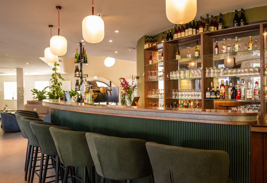 Genießen Sie den köstlichen Hauswein, ein kühles Bier oder andere erfrischende Getränke an der Bar.