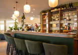 Genießen Sie den köstlichen Hauswein, ein kühles Bier oder andere erfrischende Getränke an der Bar.