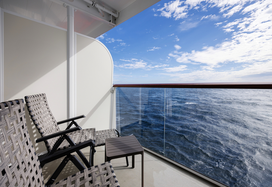 Auf dem privaten Balkon Ihrer Balkonkabine erwartet Sie eine herrliche Aussicht auf das Meer.