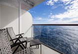 Auf dem privaten Balkon Ihrer Balkonkabine erwartet Sie eine herrliche Aussicht auf das Meer.