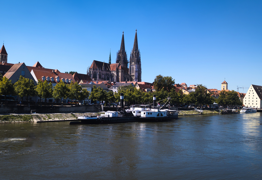 Bei einer Schifffahrt lernen Sie Regensburg aus einem anderen Blickwinkel kennen.