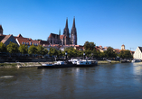 Bei einer Schifffahrt lernen Sie Regensburg aus einem anderen Blickwinkel kennen.