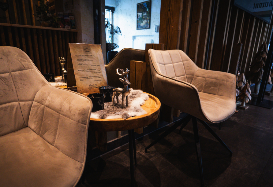 Nehmen Sie Platz in der stilvollen Lobby.