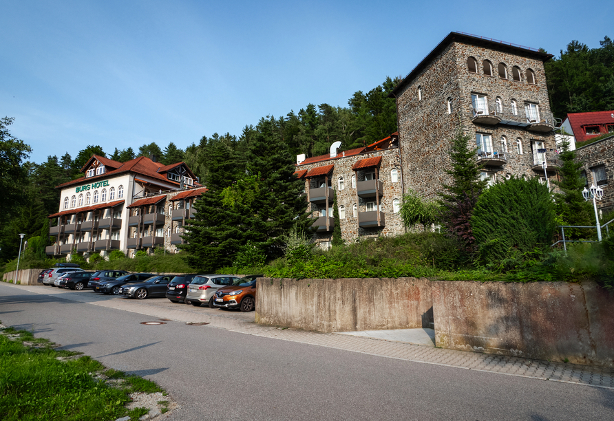 Die Fassade des Hotels wird teilweise von herrlich altem Burggemäuer geschmückt.