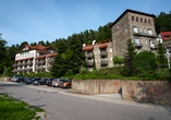 Die Fassade des Hotels wird teilweise von herrlich altem Burggemäuer geschmückt.