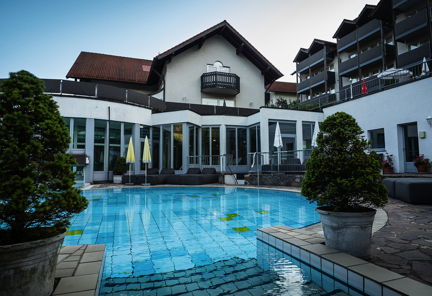 Entspannen Sie am Außenpool des Hotels.