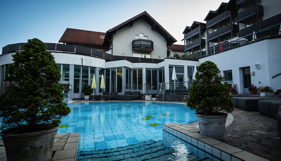 Entspannen Sie am Außenpool des Hotels.