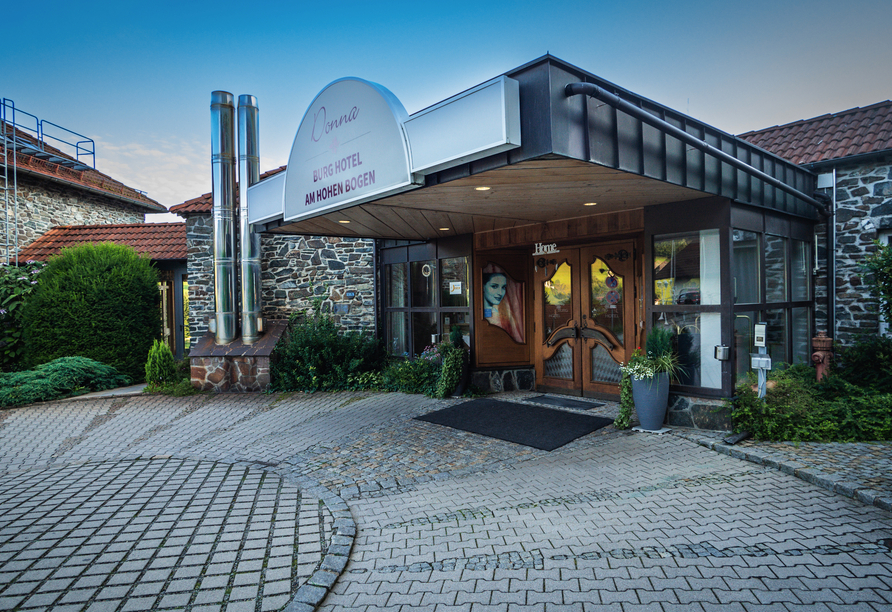 Das Burghotel Am Hohen Bogen in Neukirchen beim Heiligen Blut heißt Sie herzlich willkommen.