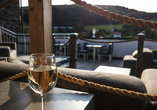 Gönnen Sie sich ein Glas Wein und genießen Sie die herrliche Aussicht auf der Terrasse.