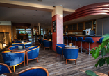 Lassen Sie den Abend in der Bar gesellig ausklingen.