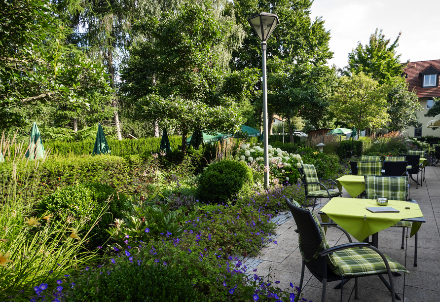 Es ist herrlich grün um das Hotel herum.