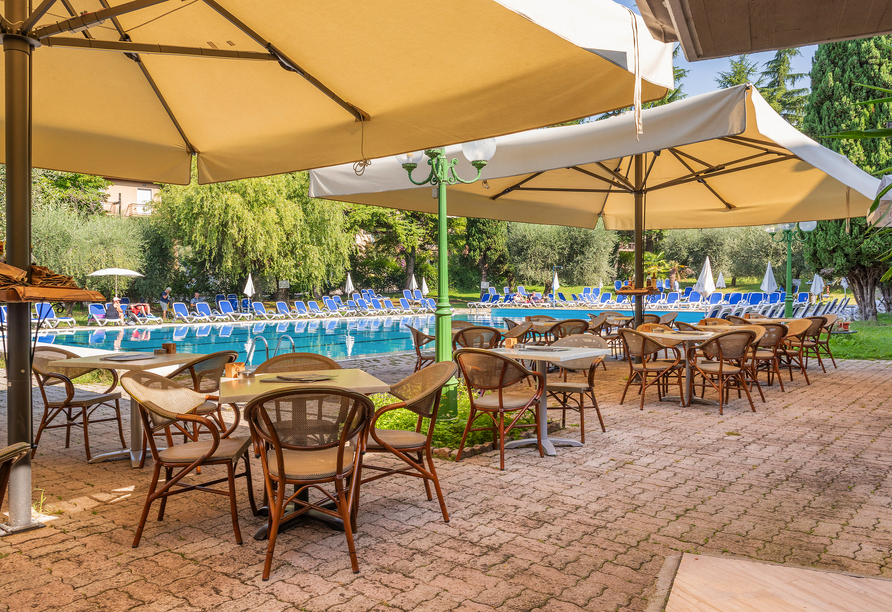 Gönnen Sie sich eine Auszeit an der Poolbar.