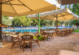 Gönnen Sie sich eine Auszeit an der Poolbar.