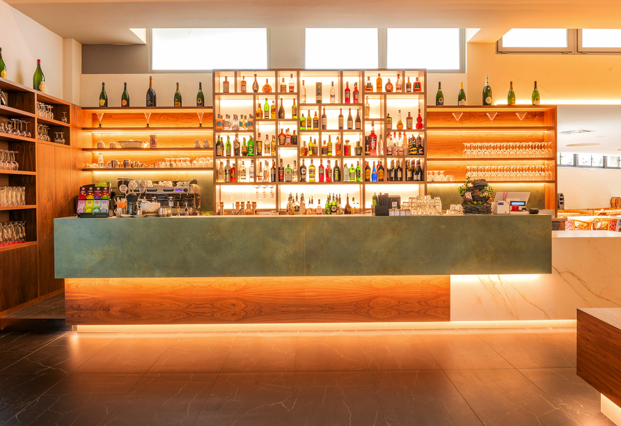 An der Bar können Sie sich mit leckeren Getränken erfrischen.