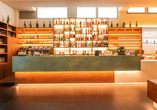 An der Bar können Sie sich mit leckeren Getränken erfrischen.