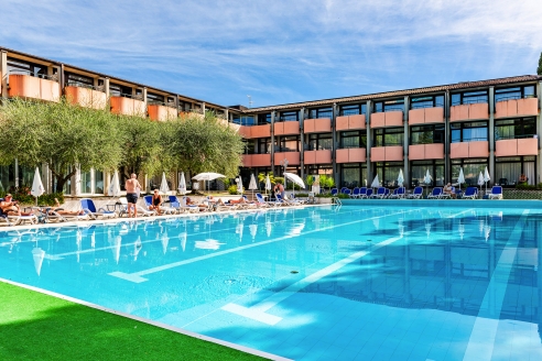 Entspannen Sie am Pool des Hotels.