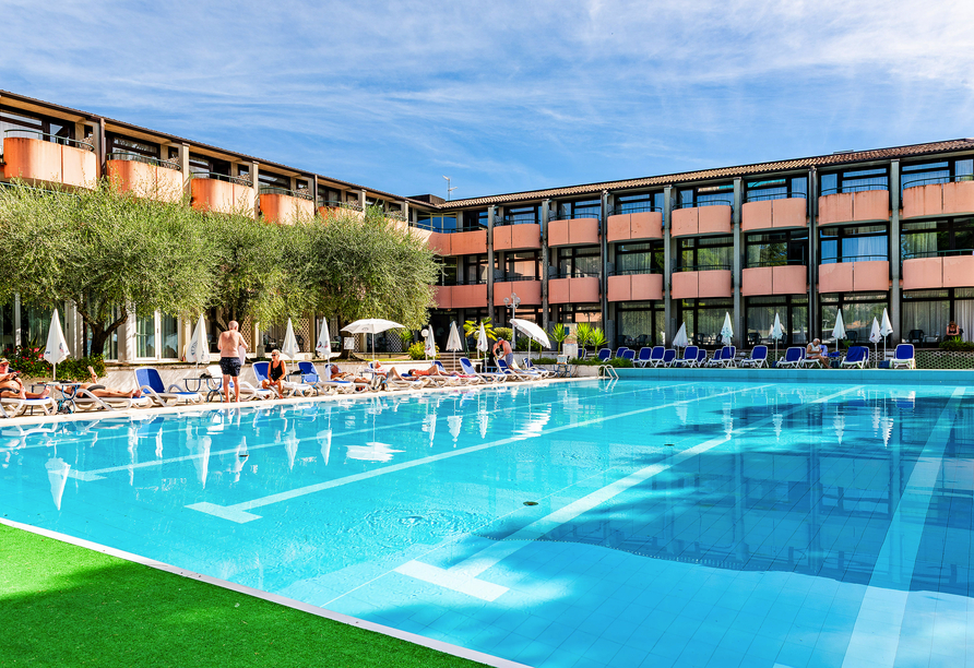 Entspannen Sie am Pool des Hotels.