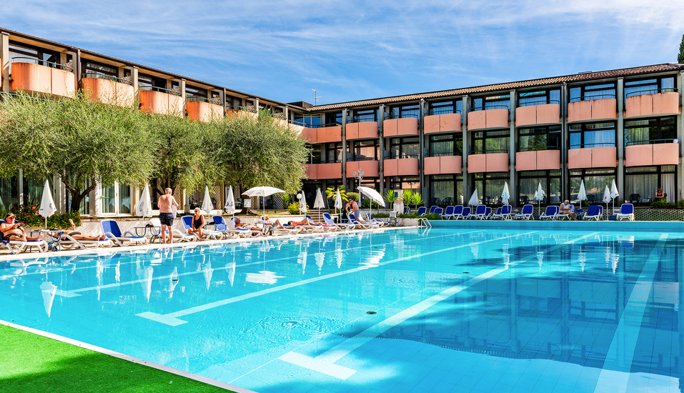 Entspannen Sie am Pool des Hotels.