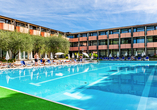 Entspannen Sie am Pool des Hotels.