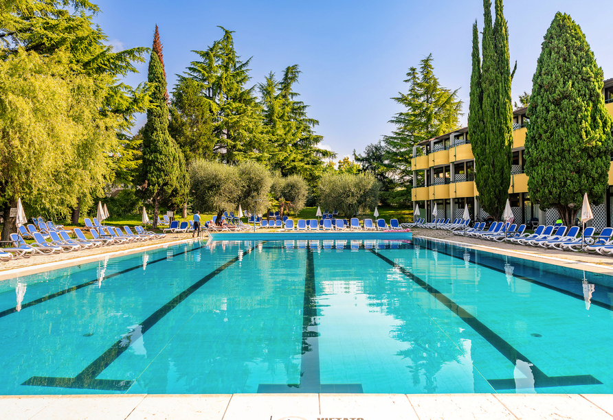 Die Poolanlage des Hotelkomplex' Palme, Suite & Royal lädt zum Erholen und Genießen ein.