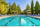 Die Poolanlage des Hotelkomplex' Palme, Suite & Royal lädt zum Erholen und Genießen ein.