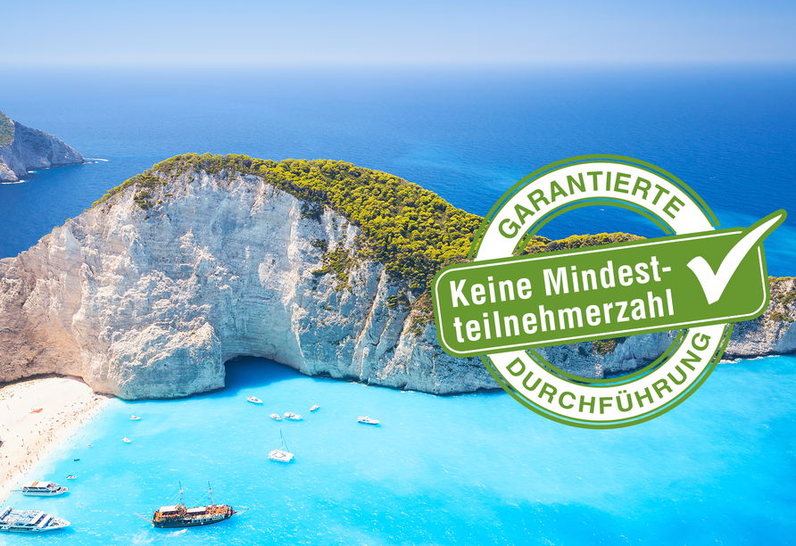 Der malerische Navagio Beach, besser bekannt als Schmugglerbucht, zählt zu den eindrucksvollsten Stränden Griechenlands.