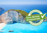 Der malerische Navagio Beach, besser bekannt als Schmugglerbucht, zählt zu den eindrucksvollsten Stränden Griechenlands.