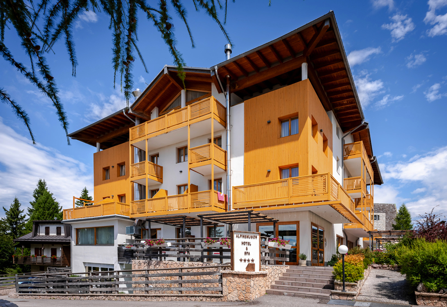 Das Hotel Alpine Mugon heißt Sie herzlich willkommen!