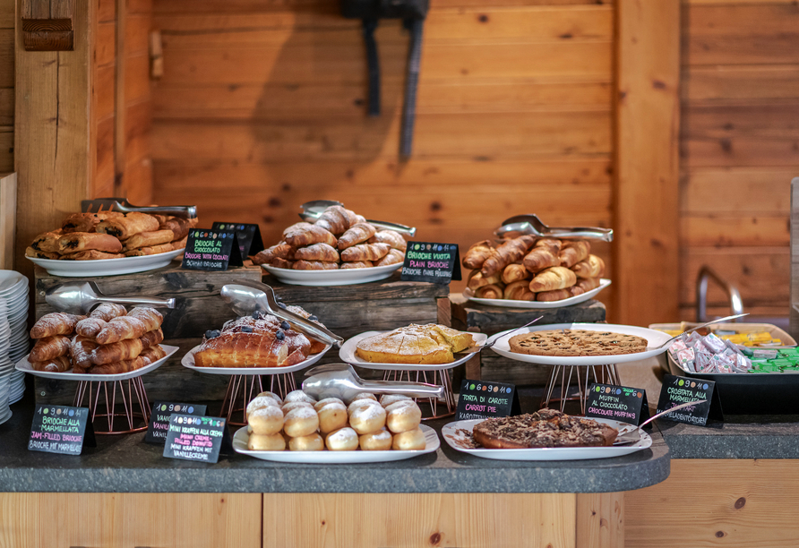 Starten Sie mit einem köstlichen und reichhaltigen Frühstücksbuffet in den Tag.