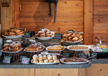 Starten Sie mit einem köstlichen und reichhaltigen Frühstücksbuffet in den Tag.
