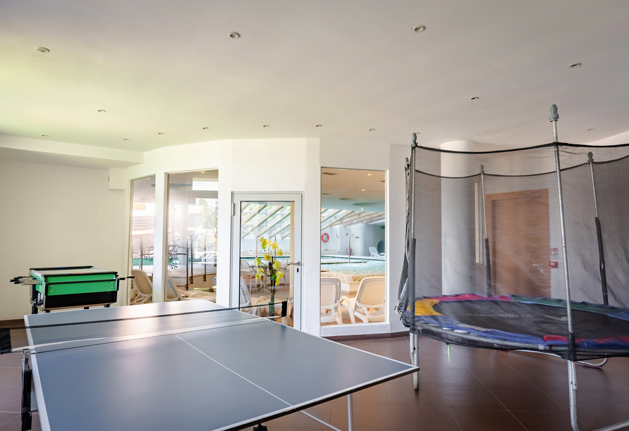 Freizeitraum mit Tischkicker, Tischtennisplatte und Trampolin