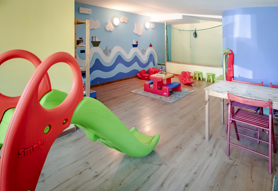 Die Kinder können Sich im Spielzimmer des Hotels austoben.