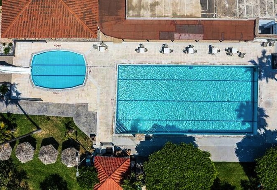 Gönnen Sie sich eine Abkühlung in einem der Außenpools Ihres Hotels.