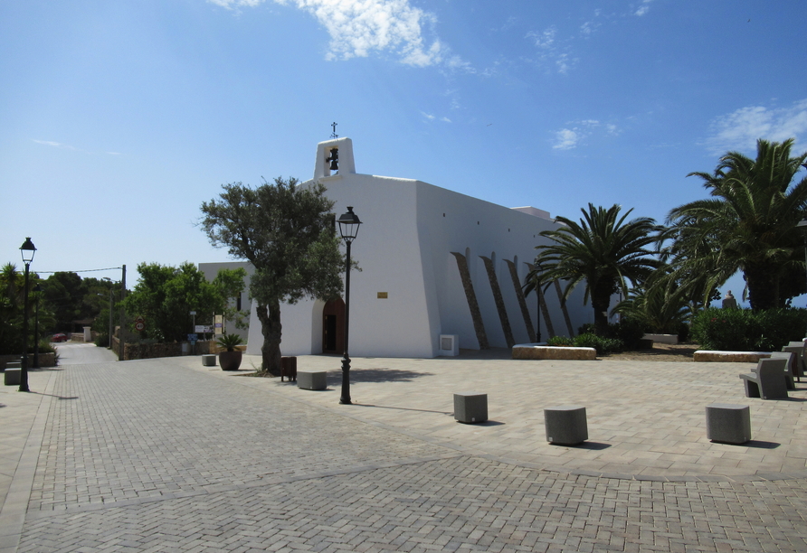 Die Kirche Es Cubells auf Ibiza ist ein echter Hingucker.