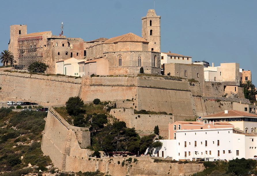 Dalt Vila wird Sie mit seinem mittelalterlichen Charme überzeugen.