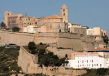 Dalt Vila wird Sie mit seinem mittelalterlichen Charme überzeugen.