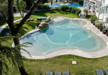 Genießen Sie die Sonnenstunden im Außenpool des Hotels Terme Milano in Abano Terme.