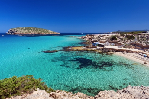 Freuen Sie sich auf das türkisblaue Wasser an den Stränden von Ibiza.