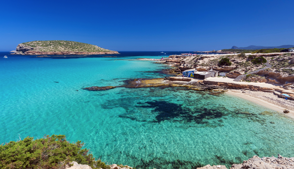 Freuen Sie sich auf das türkisblaue Wasser an den Stränden von Ibiza.