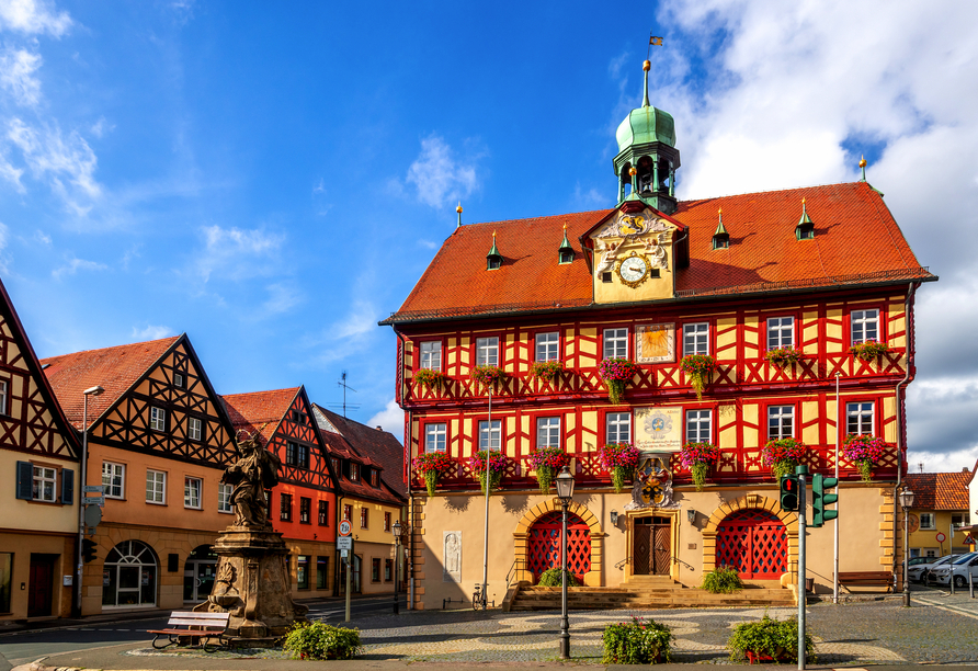 Das historische Rathaus ist ein prägendes Gebäude im Stadtbild von Bad Staffelstein.
