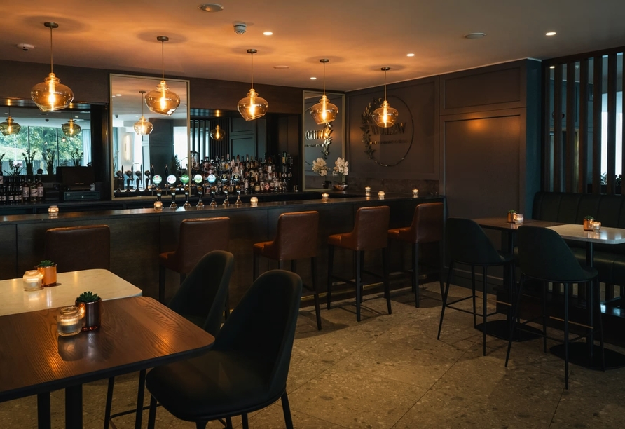 Die stilvolle Bar des Aspect Park West Hotels lädt zu einem entspannten Abend ein.