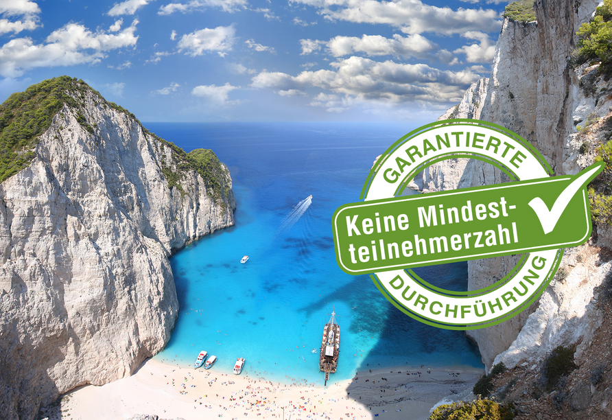Der malerische Navagio Beach, besser bekannt als Schmugglerbucht, zählt zu den eindrucksvollsten Stränden Griechenlands.